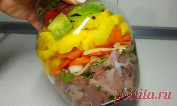 Сочное мясо с поджаристой, пропитанной вкусным соком картошкой лучше всего готовить не на сковороде, а в стеклянной банке. Мясо нанизываем на шпажки, заполняем банку картошкой и другими овощами, добавляем приправ и ставим в духовку. На банку емкостью в 1,5 литра нам понадобится 500 граммов любого - 3 ноября - 43543962429 - Медиаплатформа МирТесен