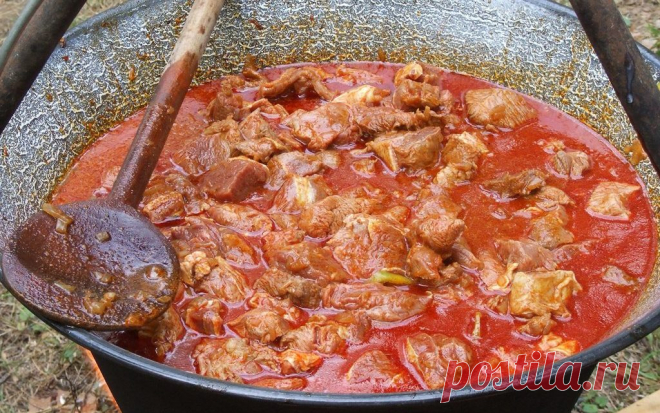 Невероятно вкусный суп «Бограч»  

Бограч — блюдо венгерской кухни. Он легко готовится и получается очень вкусным и сытным. Изначально этот суп готовили сковтоводы, поэтому в нем много мяса и овощей.Суп очень похож на гуляш, но его …