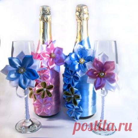 Мастер класс украшение бутылок лентами своими руками В этом уроке мы покажем вам, как можно сделать разную свадебную атрибутику из лент. Мы с вами украсим бутылку шампанского, бокалы, сделаем бутоньерку и корзину