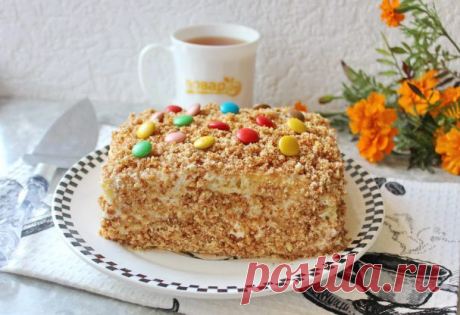 Медовик "Бюджетный"
Медовик «Бюджетный» — вкуснейший десерт в будни. Готовится торт очень просто и быстро, но не уступает по вкусу, нежности и популярности другим вариантам замечательного торта. Берите на заметку! 

Медовый торт является одним из самых любимых и популярных десертов, который готовится не только для торжественного случая, но и для обычного повседневного стола. Существует множество рецептов торта «Медовик». Один из самых простых по времени, по технологии приг...