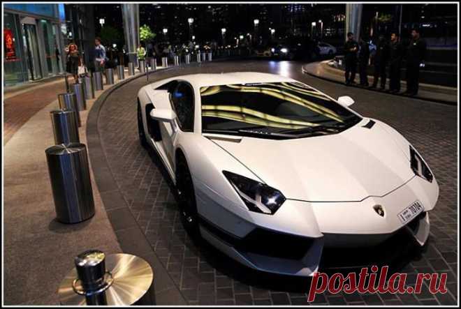 Ламборджинни возле отеля, Дубай. ОАЭ.