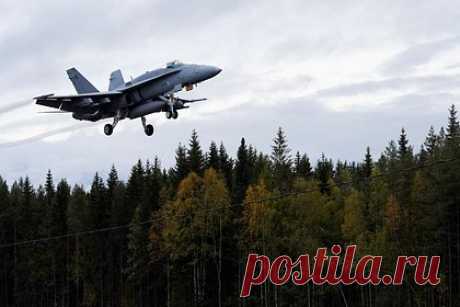 Военный самолет разбился в США. В Калифорнии в районе авиабазы Мирамар разбился истребитель F-18 морской пехоты США. Об этом сообщил американский телеканал ABC. Крушение самолета произошло возле автомагистрали. Пострадал ли пилот пока что неизвестно. Самолет выполнял учебный полет. Сейчас власти выясняют причины крушения.