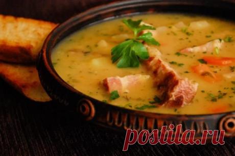 Топ-6 Вкусных и горячих первых блюд Продукты: 1. Копчёные свиные рёбрышки - 300 гр. 2. Варёно-копчёная свиная грудинка - 150 гр. 3. Краковская колбаса - 200 гр. 4. Колотый горох - 1 стакан 5. Лук