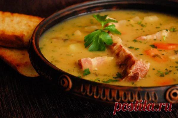 Топ-6 Вкусных и горячих первых блюд Продукты: 1. Копчёные свиные рёбрышки - 300 гр. 2. Варёно-копчёная свиная грудинка - 150 гр. 3. Краковская колбаса - 200 гр. 4. Колотый горох - 1 стакан 5. Лук