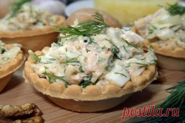 Тарталетки с курицей, огурцом и яйцами — Домашняя кулинария