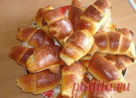 Очень простой рецепт рогаликов.
Тесто получается сдобным и, что самое главное, не надо ждать пока оно подойдёт, сразу же после замеса можно начинать заниматься выпечкой. Очень легко и быстро.
Ингредиенты:
1 пачка (200 г.) масла
3 стакана муки
2 яйца
1/2 стакана сахара
10 гр. сухих дрожжей
джем или варенье, повидло на ваш вкус.
Муку просеять в миску для насыщения ее воздухом. Так рогалики получатся пышными. Всыпьте сухие дрожжи в муку и перемешайте. На крупной терке потереть масло прямо в миск