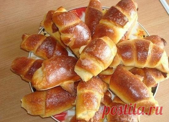 Очень простой рецепт рогаликов.
Тесто получается сдобным и, что самое главное, не надо ждать пока оно подойдёт, сразу же после замеса можно начинать заниматься выпечкой. Очень легко и быстро.
Ингредиенты:
1 пачка (200 г.) масла
3 стакана муки
2 яйца
1/2 стакана сахара
10 гр. сухих дрожжей
джем или варенье, повидло на ваш вкус.
Муку просеять в миску для насыщения ее воздухом. Так рогалики получатся пышными. Всыпьте сухие дрожжи в муку и перемешайте. На крупной терке потереть масло прямо в миск