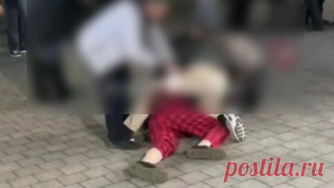 Неизвестный изрезал двух человек у автовокзала в Ялте. В Ялте полиция разбирается в обстоятельствах уличной драки, в ходе конфликта ножевые ранения получили двое мужчин. Об этом сообщает УМВД Крыма. Инцидент произошел 6 декабря вечером в районе городского автовокзала. По предварительной ...