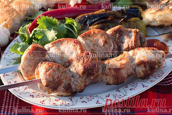 Сувлаки Сувлаки - блюдо греческой кухни, представляет собой небольшие кусочки мяса, обжаренные на шпажках. Я предлагаю сегодня приготовить сувлаки на шампурах. Поверьте, это очень вкусно. Нежнее и вкуснее шаш…