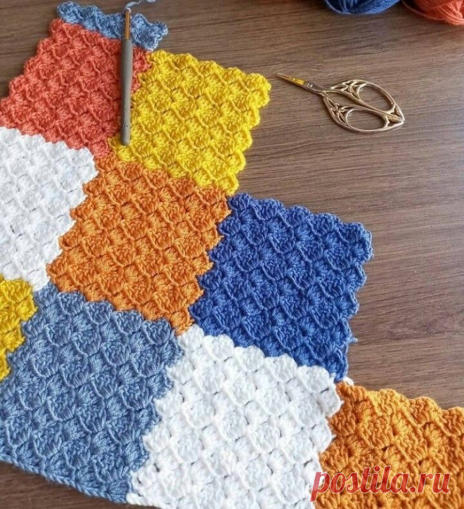 способ вязания крючком в технике С2С, позволяющая создавать узоры и полотна по диагонали. Полотно вяжется по диагонали, начиная с одного угла (чаще — нижнего левого) и постепенно расширяясь до нужной ширины и высоты. А потом — симметрично уменьшается до противоположного угла.