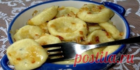 Ленивые вареники с картошкой — это так вкусно и быстро! Необыкновенно вкусный, ароматный и питательный обед из ленивых картофельных вареников для всей семьи приготовим вместе!
.
Ингредиенты:
400 грамм картофеля (примерно 2 очень крупных или 4 средних клубня);
150 грамм пшеничной муки;
1 чайная ложка соли;
2-3 столовые ложки растительного (подсолнечного или оливкового) масла (для пюре).
.
Зажарка:
одна головка репчатого лука;
150 грамм свежих шампиньонов (или любых других с...