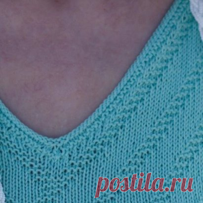 Поднять петли на круговые спицы, провязать изнаночный ряд, потом два ряда платочной вязки и закрыть изнаночными петлями. Получается аккуратно и красиво.