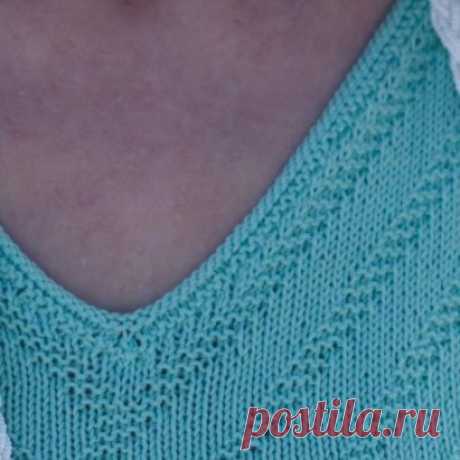 Поднять петли на круговые спицы, провязать изнаночный ряд, потом два ряда платочной вязки и закрыть изнаночными петлями. Получается аккуратно и красиво.