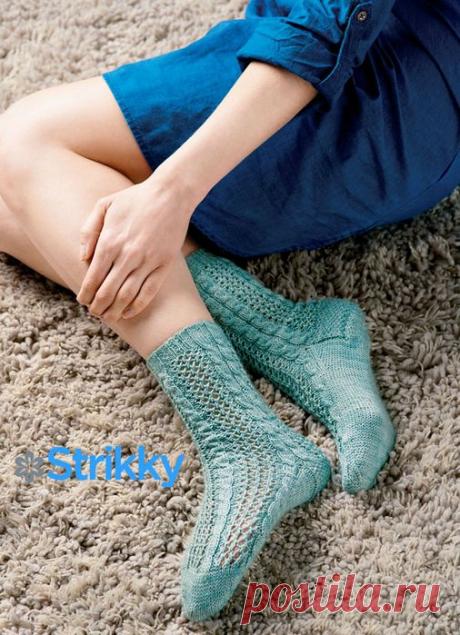 Носки «Twisting Ivy» от дизайнера Jane Burns вязаные спицами