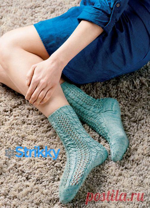 Носки «Twisting Ivy» от дизайнера Jane Burns вязаные спицами