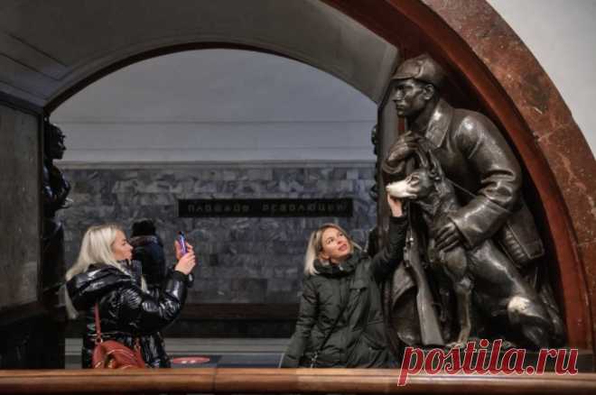 Потрите нос собаке. Метростроители оставили после себя немало артефактов. Каждый день люди ездят на метрополитене и не задумываются о том, что у каждой станции уникальная история. Aif.ru узнал, какие артефакты советской эпохи оставили строители в московской подземке.