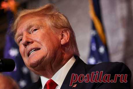 В США решили не заковывать Трампа в наручники в случае ареста. Экс-президента США Дональда Трампа не станут заковывать в наручники и помещать под стражу, если ему предъявят уголовные обвинения в нарушении правил финансирования предвыборной кампании, пишет Bloomberg. По данным издания, у экс-лидера США снимут отпечатки пальцев и сфотографируют его в профиль и анфас.