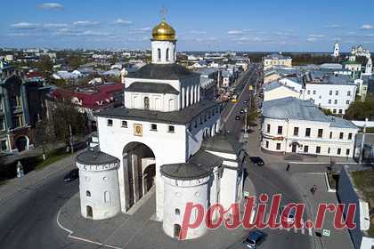 Во Владимире отреставрируют Золотые ворота. Во Владимирской области утвердили проект реставрации Золотых ворот. Согласно документу, на объекте культурного наследия отремонтируют все фасады, очистят кирпичную и каменную кладки, а также обработают участки стен упрочняющими пропитками. Кроме того, специалисты обновят интерьер и полы Ризположенской церкви.