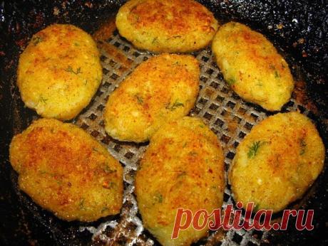 Капустные котлеты

ИНГРЕДИЕНТЫ

1 кг капусты
1 луковица
0,5 ст. манной крупы
0,5 ст. муки
2 зуб. чеснока
зелень(у меня укроп)
растительное масло для жарки
панировочные сухари
соль по вкусу
специи по вкусу

КАК ПРИГОТОВИТЬ

Капусту разрежьте на 4 части и приварите в подсоленной воде минут 8-10.

Откиньте капусту на дуршлаг,пропустите через мясорубку и отожмите, чтобы удалить воду.

На мелкой терке натрите лук и пропустите чеснок через пресс- чеснок.

Укроп мелко нарежьте.

...