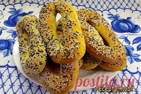 Турецкие бублики с кунжутом

✅ Ингредиенты:
▫ мука (обязательно просеянная) - 575 г;
▫ вода (только теплая) - 350 мл;
▫ дрожжи - 6 г;
▫ сахар - 40 г;
▫ соль - 7 г;
▫ сливочное масло (подтаявшее) - 50 г;
▫ постное масло без запаха - 35 мл.