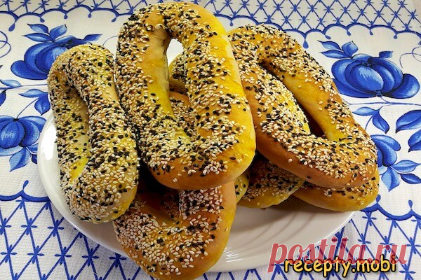 Турецкие бублики с кунжутом

✅ Ингредиенты:
▫ мука (обязательно просеянная) - 575 г;
▫ вода (только теплая) - 350 мл;
▫ дрожжи - 6 г;
▫ сахар - 40 г;
▫ соль - 7 г;
▫ сливочное масло (подтаявшее) - 50 г;
▫ постное масло без запаха - 35 мл.