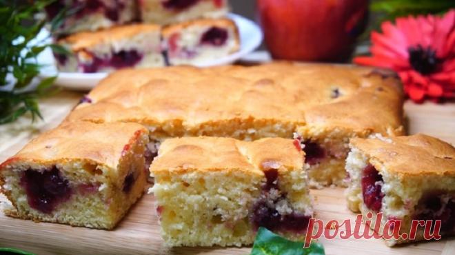 Невероятно быстрый пирог за 7 минут к чаю: плюс время на выпечку Румяный, ароматный и невероятно быстрый пирог к чаю, который можно сделать за 7 минут – это чудесная выпечка! Девчонки, кто на диете, будьте осторожны: стоит попробовать – и остановиться уже невозможно! Мое семейство в восторге от такого лакомства: просят его каждый день.