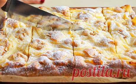 И торта не надо! С яблоками и кремом этот пирог просто бесподобен! - БУДЕТ ВКУСНО! - медиаплатформа МирТесен Очень быстрый, ароматный яблочный пирог с кремовой сеткой с легкостью заменит гораздо более сложные в приготовлении торты, а за счет крема из молока кажется, что пирог состоит только из таящей во рту начинки. Для приготовления теста на пирог нам понадобятся 3 яйца, 150 граммов сахара, 1 пакетик