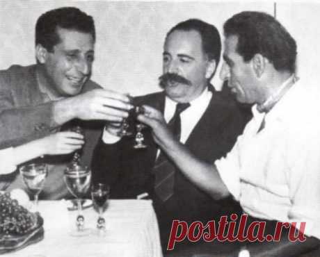 НЕОЖИДАННЫЕ ФОТОГРАФИИ ЗНАМЕНИТЫХ АРМЯН
Эта фотография, снятая в Москве в 1964 году, еще раз доказывает - неважно, кто ты - американский писатель Уильям Сароян, советский режиссер Генрих Оганесян или композитор Арно Бабаджанян, если ты армянин, у вас уже много общего.