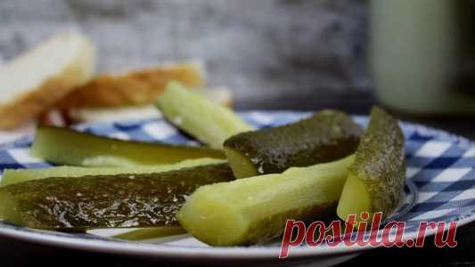 Увидела, как венгры летом маринуют огурцы. Теперь так же делаю Все новости Белоруссии на сайте Korrespondent. Актуальная лента новостей онлайн . Увидела, как венгерские хозяйки маринуют летом огурцы и решила попробовать. Теперь летом и я их так мариную. Замачиваю на сутки в холодной воде. На дно банки кладу укроп, чеснок, перец горошком, гвоздику. Сверху кладу огурцы, пересыпаю их солью. Закрываю капроновой крышкой и оставляю на два-три дня. Потом перекладываю в банку, добавляю уксус, заливаю …