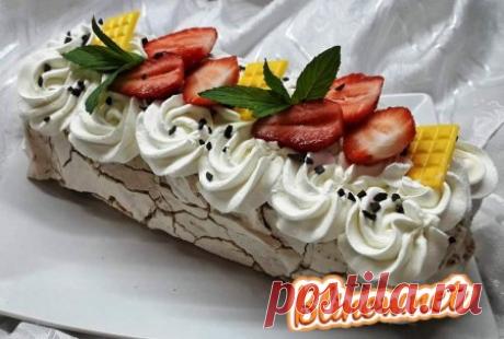 Меренговый рулет с клубникой, шоколадом и мятой.