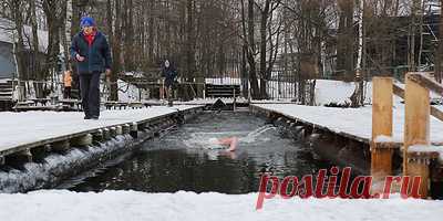 Спорт на грани жизни. Как заниматься холодовым плаванием и не пострадать. Последнее время зимнее плавание — особенно крещенские купания — становится все популярнее. В ледяную прорубь ежегодно погружаются более 2 млн человек — как опытные спортсмены, так и новички: кто-то — для оздоровления или укрепления иммунитета, а кто-то — ради эффектных фото и видео. Зачастую участники ныряний и фотосессий не предполагают, к какой трагедии это может привести. Поговорили со специалистами об опасностях…