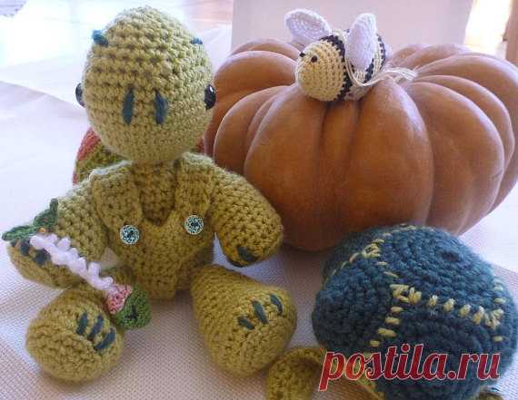 Latuvue la tortue Vous êtes fan des petites tortues!? Voilà un patron dune bien mignonne tortue que jai nommée Latuvue .  Il s’agit d’un sujet au crochet niveau facile-intermédiaire, et les techniques au crochet que vous avez besoin de connaitre sont basiques : anneau magique maille en lair; maille coulée;maille serrée;augmentation et diminution Modèle sera disponible pour téléchargement immédiat dés le paiement effectué Fournitures: • Un crochet 3 mm • Une aiguille à tapi...