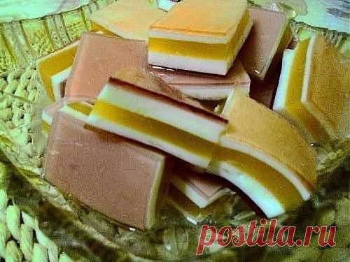 Желейные лакомства
на 100гр 57.57 ккал Б/Ж/У 4.26/0.75 /8.95
ИНГРЕДИЕНТЫ:
150 мл апельсинового сока
150 мл черничного сока
250 мл персикового сока
250 гр густого йогурта
3 ч. л. меда
100 мл воды
30 гр быстро растворимого желатина.
Форма 25*30 см.
СПОСОБ ПРИГОТОВЛЕНИЯ:
5 гр желатина залить 2-мя ст. л. воды ( для набухания ).