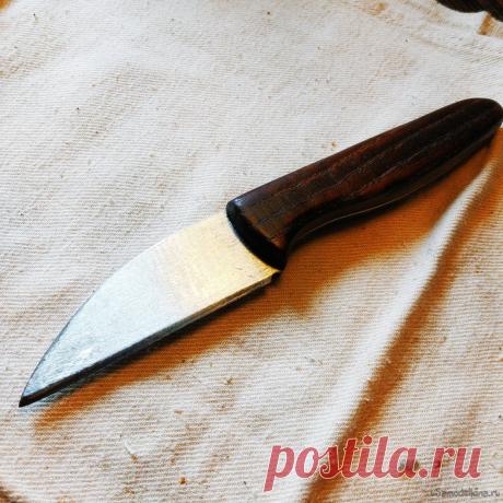 Новая рукоять для рабочего ножа Всем здравия! Был мною, еще давно изготовлен ножичек для сугубо рабочих целей. Выглядел он, конечно, так себе: исцарапанное лезвие, вырезанное из сапожного ножа, крашеная морилкой рукоять из старой фанеры, просто состоящая из сколов, да и вообще – кошмар. Я решил сделать ножу новую рукоять из