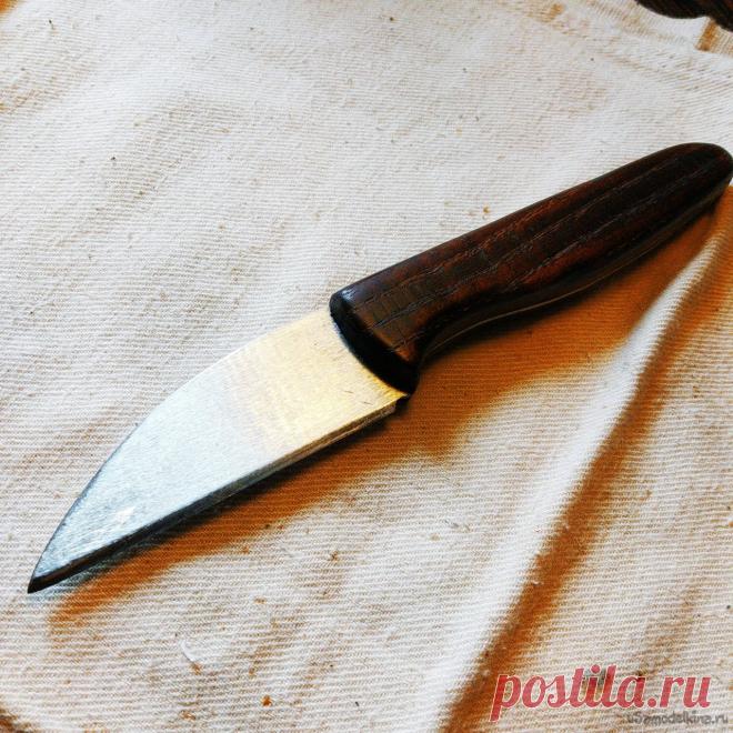 Новая рукоять для рабочего ножа Всем здравия! Был мною, еще давно изготовлен ножичек для сугубо рабочих целей. Выглядел он, конечно, так себе: исцарапанное лезвие, вырезанное из сапожного ножа, крашеная морилкой рукоять из старой фанеры, просто состоящая из сколов, да и вообще – кошмар. Я решил сделать ножу новую рукоять из