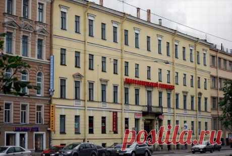 Серапинская гостиница. Именно здесь поселился Достоевский в мае 1837 года, когда 16-летним подростком впервые приехал в Петербург. Хоть и пожил он здесь всего несколько дней, но это было самое первое знакомство писателя с главным городом его жизни, произошедшее, вдобавок ко всему, ещё и в белые ночи. Адрес: Московский пр., 22  |  10 адресов Достоевского в Петербурге - Занимательный Петербург