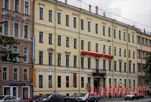 Серапинская гостиница. Именно здесь поселился Достоевский в мае 1837 года, когда 16-летним подростком впервые приехал в Петербург. Хоть и пожил он здесь всего несколько дней, но это было самое первое знакомство писателя с главным городом его жизни, произошедшее, вдобавок ко всему, ещё и в белые ночи. Адрес: Московский пр., 22  |  10 адресов Достоевского в Петербурге - Занимательный Петербург