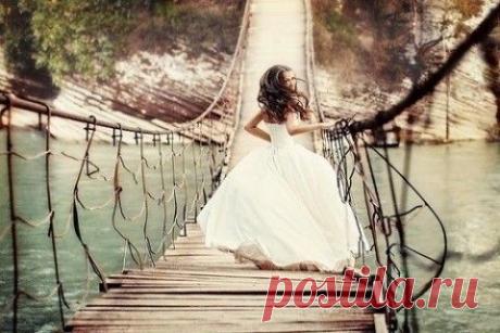 ПРЕСЛЕДОВАТЕЛЬ Добро пожаловать в будущее, — сказал он, предупредительно распахивая мне дверцу.- Преследовать будешь? – засмеялась я.- Только если затормозишь перед следующим мостом, — пообещал он. -  Это моя сущность, и я так живу. - А сколько их еще будет, этих мостов? – заинтересовалась я.-  А кто ж его знает? – задушевно ответил мой водитель. – Вот заодно и посчитаешь.
Автор: Эльфика
g.jpeg (480×320)