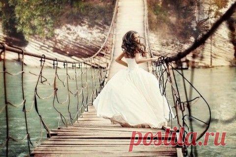 ПРЕСЛЕДОВАТЕЛЬ Добро пожаловать в будущее, — сказал он, предупредительно распахивая мне дверцу.- Преследовать будешь? – засмеялась я.- Только если затормозишь перед следующим мостом, — пообещал он. -  Это моя сущность, и я так живу. - А сколько их еще будет, этих мостов? – заинтересовалась я.-  А кто ж его знает? – задушевно ответил мой водитель. – Вот заодно и посчитаешь.
Автор: Эльфика
g.jpeg (480×320)