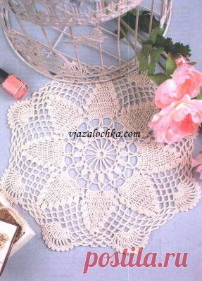 Ажурная салфетка вязаная крючком № 0,9. 
Диаметр салфетки: 28,5 см. Материалы: пряжа «Ирис» (100% хлопок), 20 г бежевой.