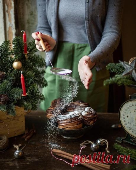 Зимние праздники - это всегда согревающие запахи... Когда пахнет сладкими булочками, ванилью, пирогами, кофе, в этом есть какая-то надежда, желание жить. Это не одинокие ароматы - так и должен пахнуть праздник...
Рената Литвинова