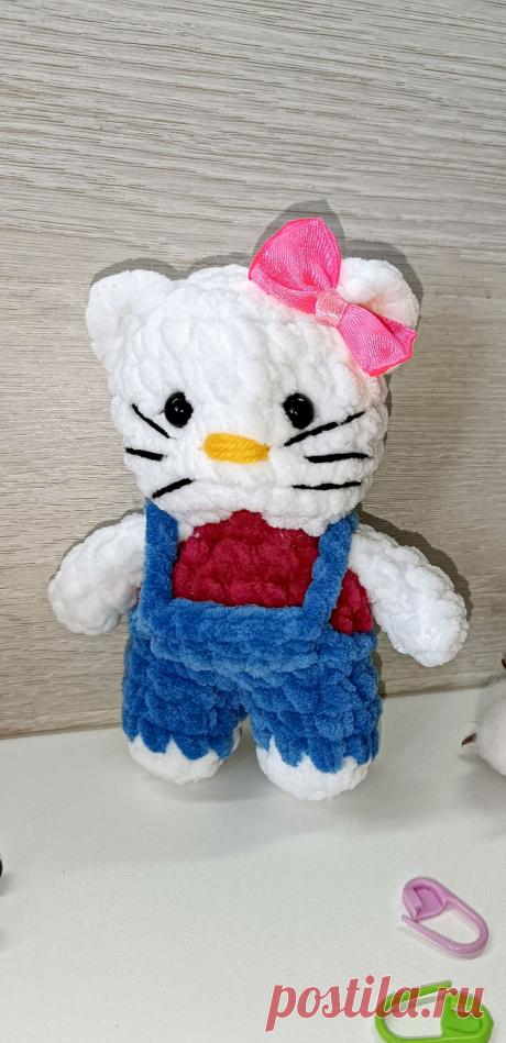 PDF Кошечка Hello Kitty крючком. FREE crochet pattern; Аmigurumi animal patterns. Амигуруми схемы и описания на русском. Вязаные игрушки и поделки своими руками #amimore - маленькая кошечка Хелло Китти из плюшевой пряжи, плюшевая кошка Hello Kitty, котик, котёнок, кот.