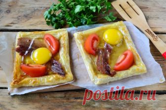Пикантный слоеный пирог с беконом и глазуньей