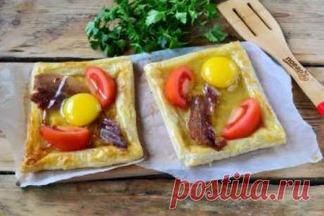 Пикантный слоеный пирог с беконом и глазуньей
