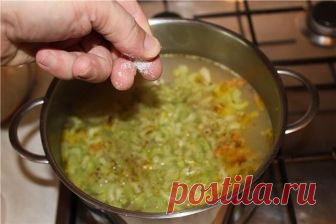 УБИРАЕМ РЖАВЧИНУ С ЛЮБЫХ ПОВЕРХНОСТЕЙ ЗА 30 СЕКУНД!!!
Девчонки, раскрою вам секрет. Моя ванна и туалет просто сверкают, а всё благодаря новому чистящему средству, которое я для себя открыла. Готовится легко, а стоимость выходит в 25 раз дешевле, чем обычное магазинное средство. У меня уже все знакомые им пользуются. Так, что не пожалеете и вы. Гарантирую!
Воспользуемся подручными средствами для очищения ванны от ржавчины. Это хорошо всем известный нашатырный спирт и раство...