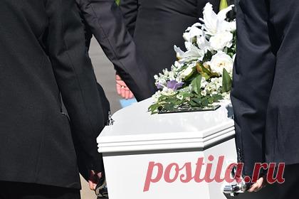 Девушка снялась рядом с гробом отца в откровенном наряде и была обругана в сети. Девушка в откровенном наряде сфотографировалась рядом с гробом родителя в неподобающих позах и была обругана пользователями сети. На размещенных в сети кадрах юзерша, имя которой не указано, запечатлела себя на похоронах своего отца. Она одета в черное платье длины мини с глубоким декольте, оголяющее ее левую руку.