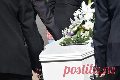Девушка снялась рядом с гробом отца в откровенном наряде и была обругана в сети. Девушка в откровенном наряде сфотографировалась рядом с гробом родителя в неподобающих позах и была обругана пользователями сети. На размещенных в сети кадрах юзерша, имя которой не указано, запечатлела себя на похоронах своего отца. Она одета в черное платье длины мини с глубоким декольте, оголяющее ее левую руку.