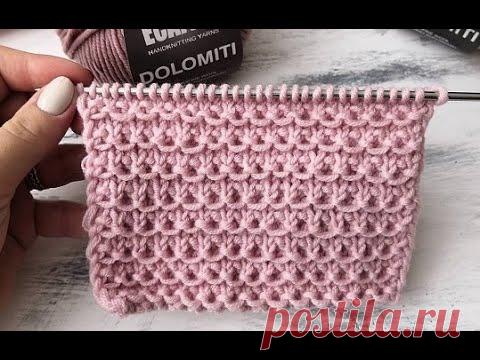 Простой узор для шапок спицами: красивый и рельефный.