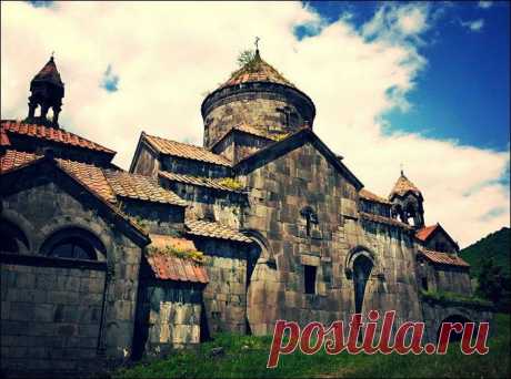 Haghpat Monastery is an outstanding and magnificent example of medieval Armenian architecture founded in the 10th century and included in the UNESCO World Heritage List.
Хагпатский монастырь - выдающийся и великолепный пример средневековой армянской архитектуры, основанной в 10 веке и включенной в Список Всемирного наследия ЮНЕСКО.