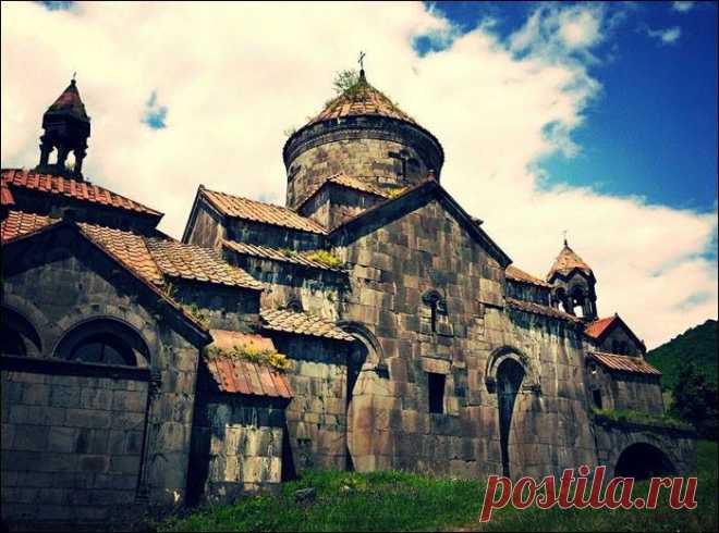 Haghpat Monastery is an outstanding and magnificent example of medieval Armenian architecture founded in the 10th century and included in the UNESCO World Heritage List.
Хагпатский монастырь - выдающийся и великолепный пример средневековой армянской архитектуры, основанной в 10 веке и включенной в Список Всемирного наследия ЮНЕСКО.